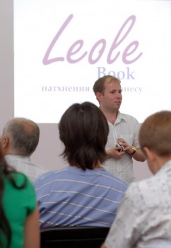 2011.07.14 Презентація в Клубі найбільшої бізнес-бібліотеки в Західній Україні (1200 книг)