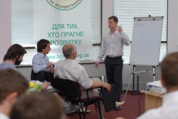 2011.07.14 Презентація в Клубі найбільшої бізнес-бібліотеки в Західній Україні (1200 книг)