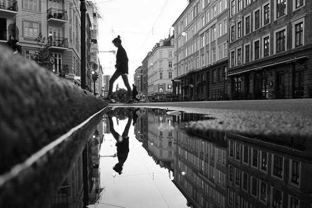 devushka-lyudi-ulicy-velosiped-700x466